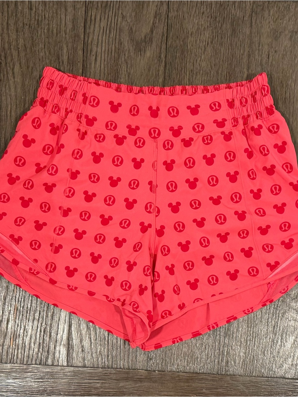 Disney x lululemon Hotty Hot High-Rise Short 4” Disney Classic Pink Size 8